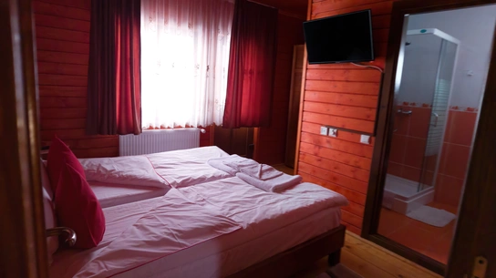 interior cameră, două paturi simple