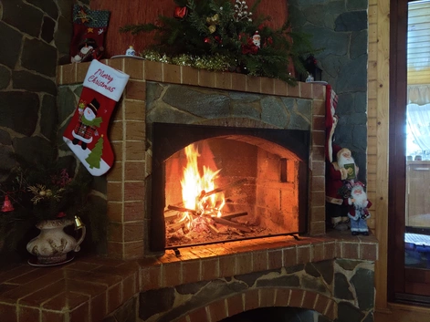 interior living, şemineu cu foc aprins, ornamente de Crăciun